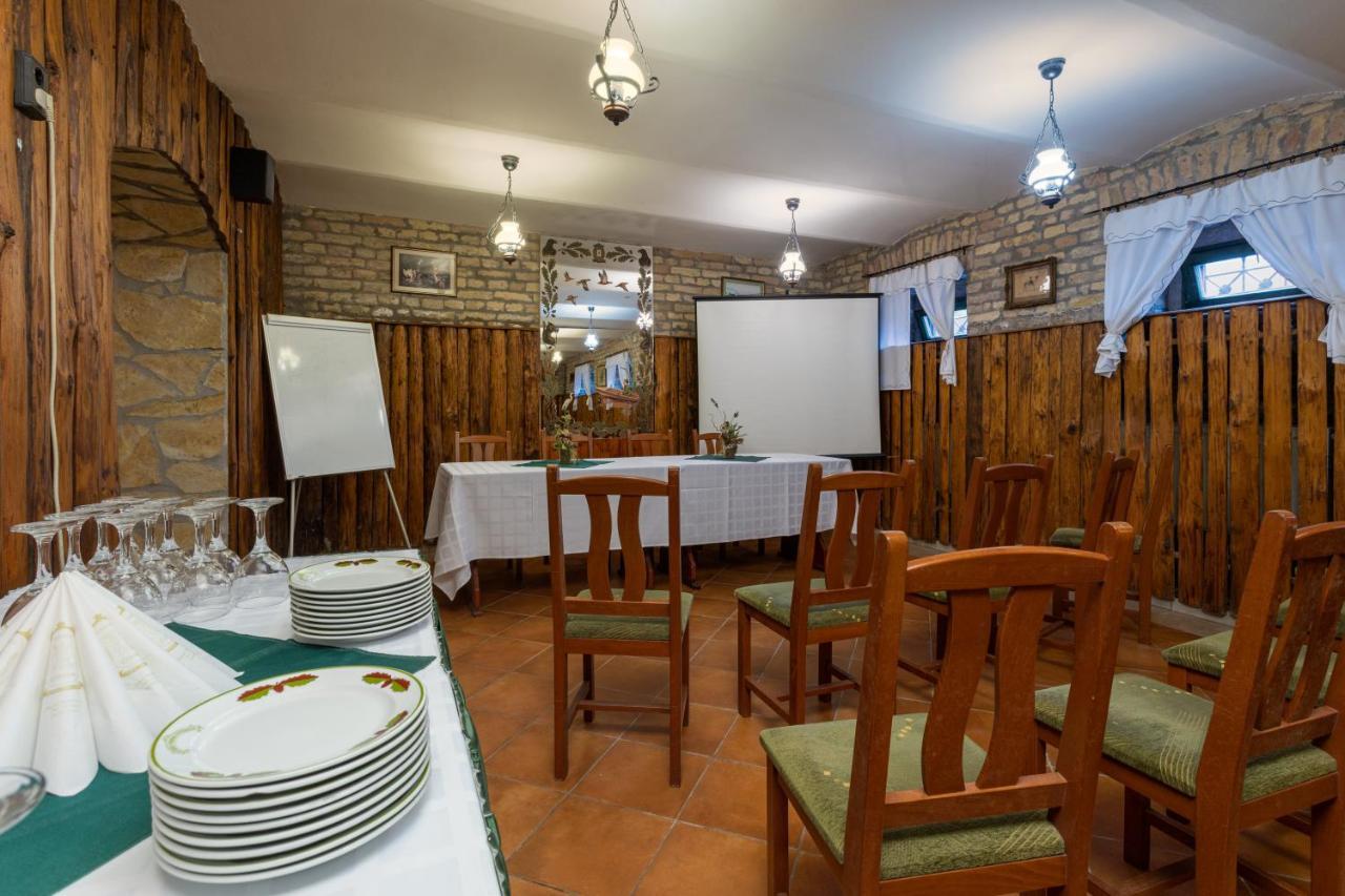 Illes Hotel Szeged Ngoại thất bức ảnh