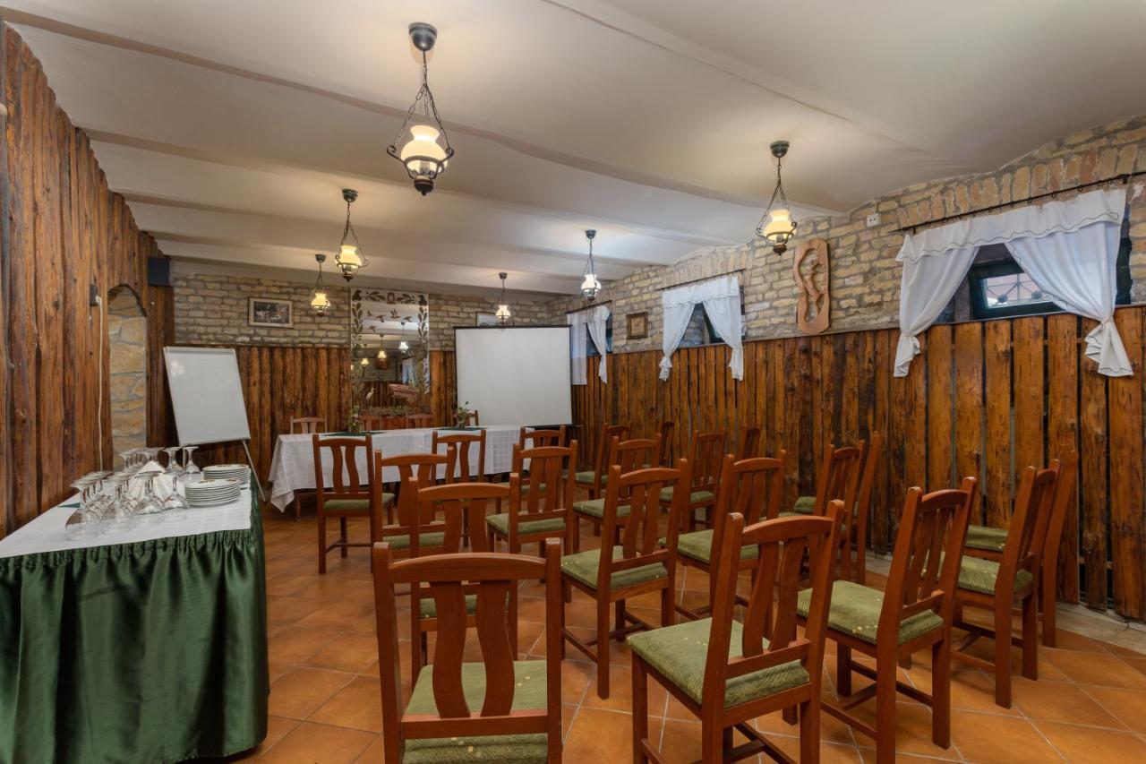 Illes Hotel Szeged Ngoại thất bức ảnh