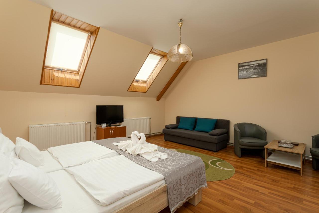 Illes Hotel Szeged Ngoại thất bức ảnh